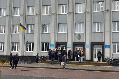 Нові правила оформлення відстрочок від мобілізації — у Бердичеві біля входу у місцевий ЦПАП утворилися черги Нові правила оформлення відстрочок від мобілізації — у Бердичеві біля входу у місцевий ЦПАП утворилися черги