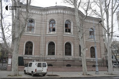 Обвал частини будинку, пошкоджені квартири та вибиті вікна: фото наслідків атаки РФ на Одесу