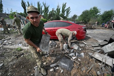 Українські військові допомагають розчищати завали після російського ракетного удару по Дружківці