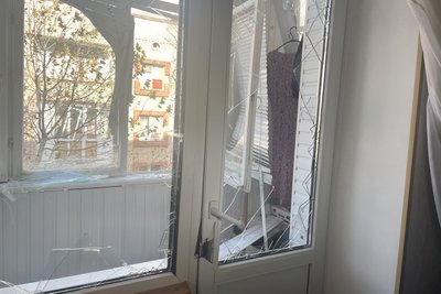 Херсон, вибиті вікна у квартирі після обстрілу РФ Херсон, вибиті вікна у квартирі після обстрілу РФ