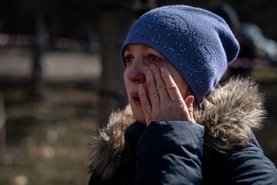 Жінка плаче біля своєї зруйнованої обстрілом багатоповерхівки у Краматорську, 14 березня 2023 року