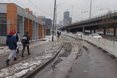 У Києві біля метро "Деміївська" потріскався і просів асфальт. Що кажуть у КМДА У Києві біля метро "Деміївська" потріскався і просів асфальт. Що кажуть у КМДА