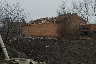 Пошкоджена будівля у Лютівці на Харківщині Пошкоджена будівля у Лютівці на Харківщині