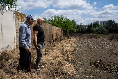 Художник Василь Боженко з донькою Наталею у підтопленому дворі поблизу Херсона Художник Василь Боженко з донькою Наталею у підтопленому дворі поблизу Херсона