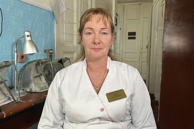 Тетяна Хобта, технікиня-протезистка лабораторії в Харківській обласній лікарні, березень 2025 року Тетяна Хобта, технікиня-протезистка лабораторії в Харківській обласній лікарні, березень 2025 року
