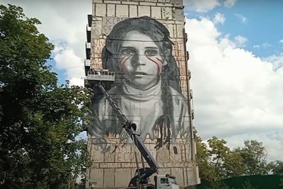 Мурал італійського худоника Йоріт Чіро Черулло в Маріуполі, липень 2023 року Мурал італійського худоника Йоріт Чіро Черулло в Маріуполі, липень 2023 року