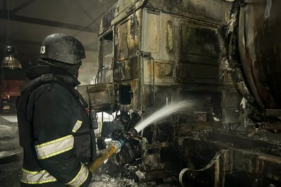 Рятувальник гасить пожежу Рятувальник гасить пожежу