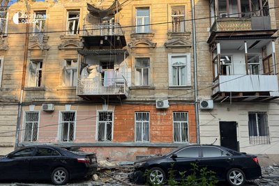 Згорілі автівки та пошкоджені будинки в центрі Одеси: фото наслідків нічної атаки Згорілі автівки та пошкоджені будинки в центрі Одеси: фото наслідків нічної атаки
