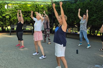 Від танго до диско: в Одесі проводять безкоштовні фітнес-тренування у парку Марка Твена Від танго до диско: в Одесі проводять безкоштовні фітнес-тренування у парку Марка Твена