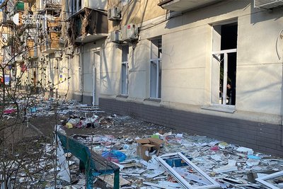 Понівечені авто, вибиті вікна та пошкоджені балкони: фото наслідків атаки РФ на Приморський район Одеси Понівечені авто, вибиті вікна та пошкоджені балкони: фото наслідків атаки РФ на Приморський район Одеси