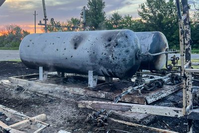 Резервуари з газом, які загорілися внаслідок влучання російського дрона, Кам'яна Яруга, 20 травня 2026 року Резервуари з газом, які загорілися внаслідок влучання російського дрона, Кам'яна Яруга, 20 травня 2026 року