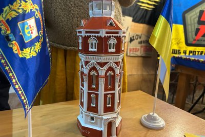 Фотографії, книжки та мистецька інсталяція про Маріуполь — у Житомирі відкрили виставку "Вежа: кроки пам’яті" Фотографії, книжки та мистецька інсталяція про Маріуполь — у Житомирі відкрили виставку "Вежа: кроки пам’яті"
