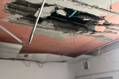 Зруйнований дах у Будинку Культури в Золочеві Зруйнований дах у Будинку Культури в Золочеві