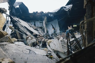 Зруйнована будівля агрофірми у Новоселівці Зруйнована будівля агрофірми у Новоселівці