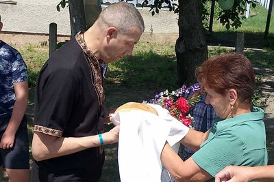 У селі на Вінниччині зустріли звільненого з полону Миколу Атаманюка У селі на Вінниччині зустріли звільненого з полону Миколу Атаманюка