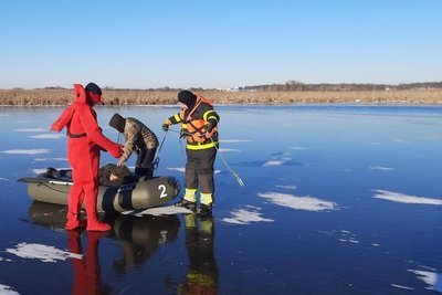 На Київщині рятували нетверезого чоловіка, який застряг на крижині посеред ставка На Київщині рятували нетверезого чоловіка, який застряг на крижині посеред ставка