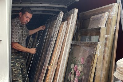 Моє море. Миколаївці евакуювали колекцію Музею мариністичного живопису з Очакова Моє море. Миколаївці евакуювали колекцію Музею мариністичного живопису з Очакова
