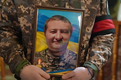 У Сумах попрощалися із загиблим захисником Костянтином Доном У Сумах попрощалися із загиблим захисником Костянтином Доном