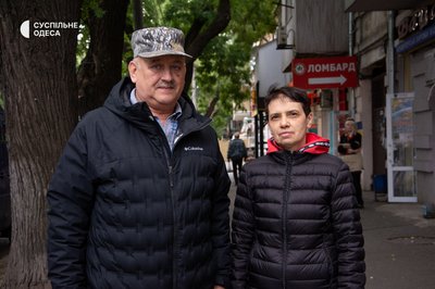 Школярка з Одеси продає власноруч сплетені браслети, аби допомогти ЗСУ Школярка з Одеси продає власноруч сплетені браслети, аби допомогти ЗСУ