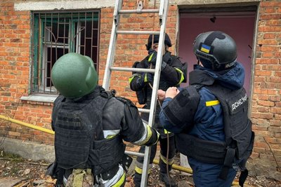 Рятувальники працюють на місці атаки РФ у Великому Бурлуку Рятувальники працюють на місці атаки РФ у Великому Бурлуку