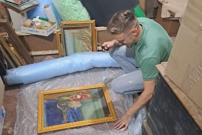 Запорізькі історики евакуювали колекцію картин художника з Гуляйпілля Запорізькі історики евакуювали колекцію картин художника з Гуляйпілля