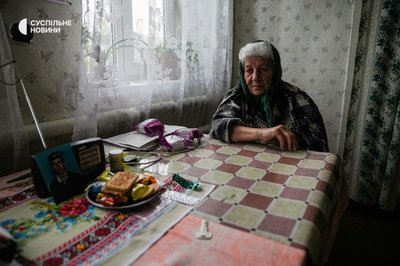 Мати загиблого Олександра Жирнового Любов Григорівна у своїй вітальні у Підвисокому, квітень 2023 року