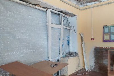 У ліцею на Харківщині замінюють вікна, які вибило внаслідок російських обстрілів У ліцею на Харківщині замінюють вікна, які вибило внаслідок російських обстрілів