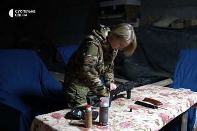 "Я збиваю шахеди, аби вони не долетіли до сім’ї": 22-річна прикордонниця одеського загону збиває дрони РФ на фронті "Я збиваю шахеди, аби вони не долетіли до сім’ї": 22-річна прикордонниця одеського загону збиває дрони РФ на фронті