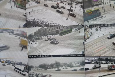 Через снігопад у Житомирі та області прибирають дороги й вулиці Через снігопад у Житомирі та області прибирають дороги й вулиці
