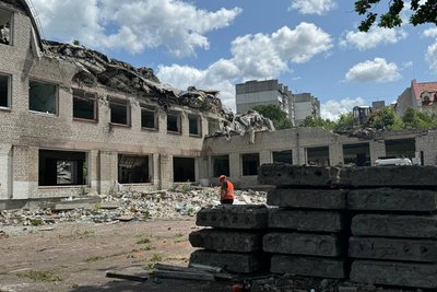 У Житомирі почали демонтувати розбомблену армією РФ будівлю ліцею №25