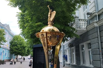 У Житомир привезли Кубок України з футболу — трофей встановили в центрі міста У Житомир привезли Кубок України з футболу — трофей встановили в центрі міста