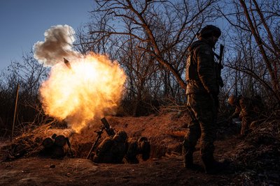 Українські військові ведуть вогонь зі 120-мм міномета по російських позиціях на передовій поблизу Бахмута Донецької області, 11 січня 2023 року.