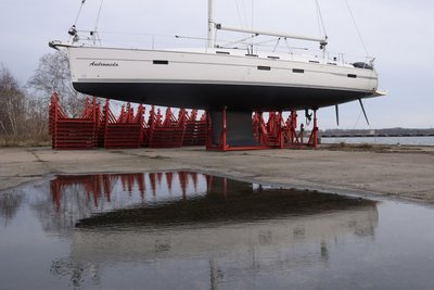 Яхта Андромеда у сухому доку на острові Рюген у Німеччині Яхта Андромеда у сухому доку на острові Рюген у Німеччині