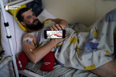 Військовослужбовець Богдан показує відео з перев'язки рани на його нозі, Київ, січень 2023 року. Він переймається про те, наскільки повноцінно нога буде функціонувати, бо що хоче якнайшвидше повернутись на фронт.