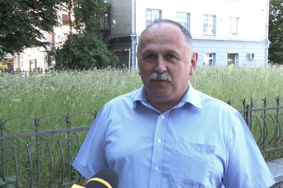 Рідкісна знахідка на Житомирщині: у трухлявій сосні знайшли гніздо болотних бджіл Рідкісна знахідка на Житомирщині: у трухлявій сосні знайшли гніздо болотних бджіл