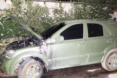 Житомирські поліцейські затримали підозрюваного у підпалі кросовера, який використовується для потреб ЗСУ Житомирські поліцейські затримали підозрюваного у підпалі кросовера, який використовується для потреб ЗСУ