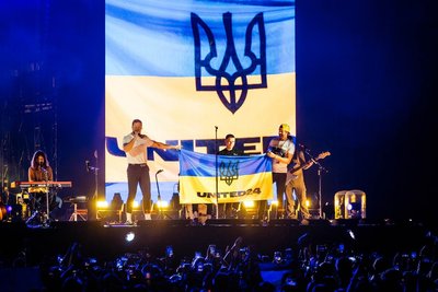 Imagine Dragons прапор України на концерті у Варшаві фото Imagine Dragons прапор України на концерті у Варшаві фото