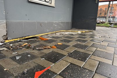 У Сумах сталася ДТП: водій в'їхав у будівлю магазину У Сумах сталася ДТП: водій в'їхав у будівлю магазину