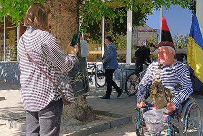 "Приємно, що тут впізнають", — волонтер "дядя Гриша" у Луцьку збирає допомогу на фронт