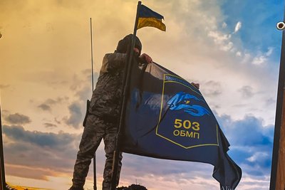 Фотографії, книжки та мистецька інсталяція про Маріуполь — у Житомирі відкрили виставку "Вежа: кроки пам’яті" Фотографії, книжки та мистецька інсталяція про Маріуполь — у Житомирі відкрили виставку "Вежа: кроки пам’яті"