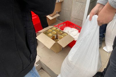 Цукор, макарони і тушківка: у Луцьку роздавали продуктові набори
