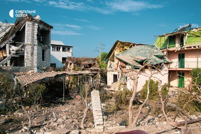 "Побачив ікону, взяв у руки й просто вистрибнув у вікно". Фоторепортаж з обстріляної Затоки на Одещині "Побачив ікону, взяв у руки й просто вистрибнув у вікно". Фоторепортаж з обстріляної Затоки на Одещині