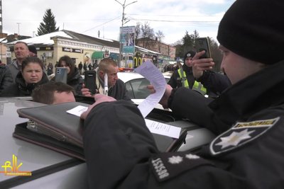 В центрі Бердичева на Житомирщині поліцейські переслідували та затримали водія легковика: що сталося В центрі Бердичева на Житомирщині поліцейські переслідували та затримали водія легковика: що сталося