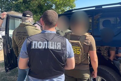 На Одещині двох чоловіків підозрюють у спробі підкупити прикордонника за пропуск родича до Молдови На Одещині двох чоловіків підозрюють у спробі підкупити прикордонника за пропуск родича до Молдови