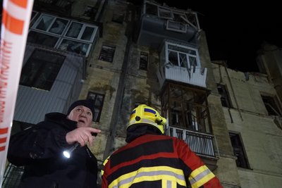 Зруйнований дах, вибиті вікна: фоторепортаж з обстріляного будинку у центрі Харкова Зруйнований дах, вибиті вікна: фоторепортаж з обстріляного будинку у центрі Харкова