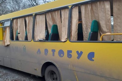 Шкільний автобус, пошкоджений через російську атаку на Берестин в ніч на 18 листопада Шкільний автобус, пошкоджений через російську атаку на Берестин в ніч на 18 листопада