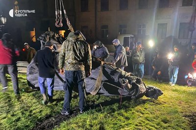 В Одесі демонтували пам’ятник Катерині ІІ В Одесі демонтували пам’ятник Катерині ІІ