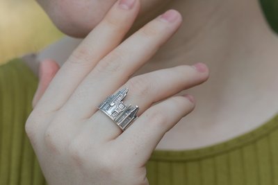 Ювеліри із Харкова створили срібний перстень, який символізує Вінницю Ювеліри із Харкова створили срібний перстень, який символізує Вінницю