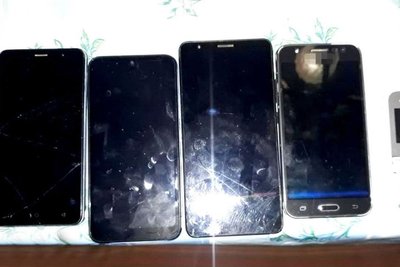 Телефони, знайдені під час обшуку в 43-річної підозрюваної в коригуванні ударів по енергетичній інфраструктурі Харківщини