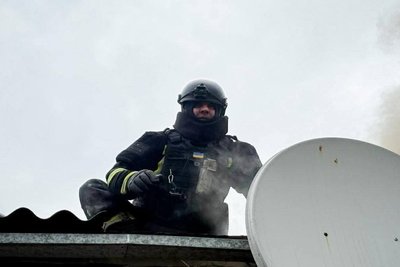 Рятувальник гасить пожежу, яка зайнялася через влучання дрона РФ у Великому Бурлуку Купʼянського району, 14 червня 2026 року Рятувальник гасить пожежу, яка зайнялася через влучання дрона РФ у Великому Бурлуку Купʼянського району, 14 червня 2026 року
